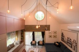 a living room with a couch and a window at Bella in Óhid