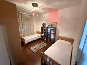 Ένα ή περισσότερα κρεβάτια σε δωμάτιο στο RA&KO apartament