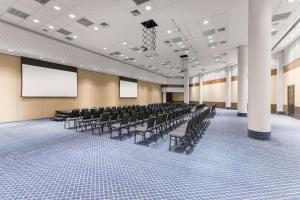 a large room with chairs and a projection screen at São Paulo Ibirapuera Convention Plaza 02 Banheiros in São Paulo