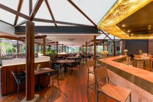 a restaurant with tables and chairs and a bar at São Paulo Ibirapuera Convention Plaza 02 Banheiros in São Paulo