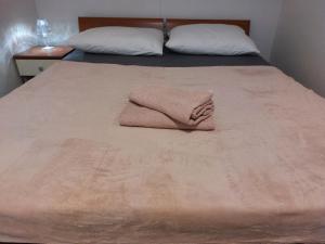 Postel nebo postele na pokoji v ubytování Rooms royal