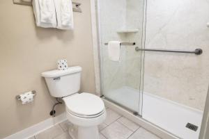 Ένα μπάνιο στο Deluxe Oceanfront King Room 6th Floor