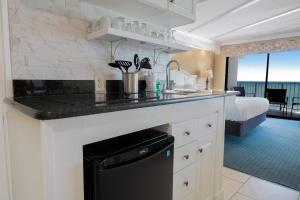 Kuchyň nebo kuchyňský kout v ubytování Deluxe Oceanfront King Room 1st Floor