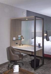 Springhill Suites By Marriott Newark Downtown客房内的一张或多张床位