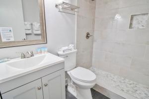 帕瓦雷斯岛Beaches and Waves Resort View 2nd Floor的带马桶和水槽的白色浴室