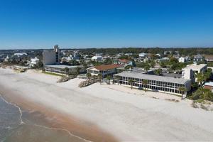 una vista aerea sulla spiaggia e sugli edifici di Beaches and Dreams 4th Flr Oceanfront Room a Pawleys Island Altre 2 foto