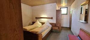 Postel nebo postele na pokoji v ubytování Appartement Klausenhof mit schönem Balkon - Pension Hauber