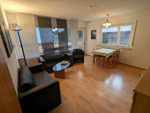 un salon avec un canapé et une table dans l'établissement Ferienwohnung Schwarzwaldsegen mit Balkon, à Todtmoos