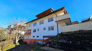 un bâtiment blanc posé sur un bâtiment dans l'établissement Ferienwohnung Schwarzwaldsegen mit Balkon, à Todtmoos