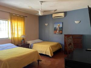 Ένα ή περισσότερα κρεβάτια σε δωμάτιο στο Casa de la Alegria 2 apartments