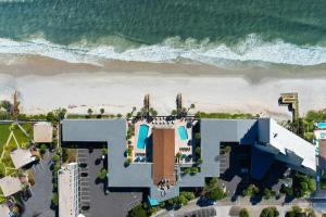 eine Luftaufnahme eines Hotels und des Strandes in der Unterkunft King Bed 3rd Floor Resort View King Room in Pawleys Island