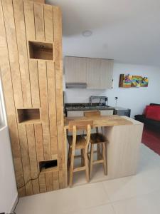 アルメニアにあるStylish Studio with Stunning Views in Prime Locationのキッチン(木製カウンター、テーブル、椅子付)