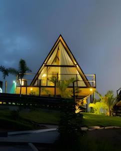 una casa di vetro con un tetto a forma di piramide al tramonto di Chalé África - Sauípe Breezes - Linha Verde a Camboguê Altre 19 foto