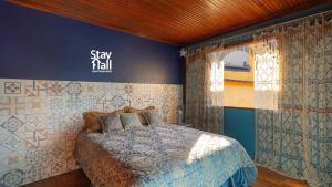 - une chambre avec un lit et un panneau indiquant que vous restez élevé dans l'établissement Mansão Bardô em Morin-5qts-Piscina e Academia-SH111D, à Petrópolis 18 autres photos