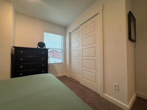 Ένα ή περισσότερα κρεβάτια σε δωμάτιο στο Modern 3BR-Ample Home near Walmart HQ & Downtown