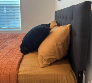Ένα ή περισσότερα κρεβάτια σε δωμάτιο στο Modern 3BR-Ample Home near Walmart HQ & Downtown