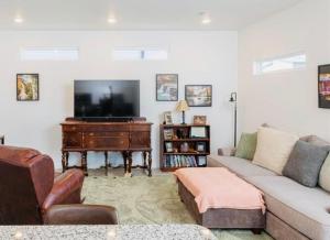 Μια τηλεόραση ή/και κέντρο ψυχαγωγίας στο Modern 3BR-Ample Home near Walmart HQ & Downtown