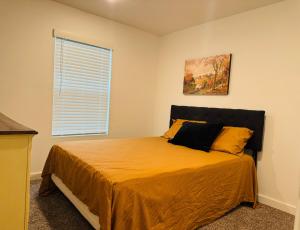 Ένα ή περισσότερα κρεβάτια σε δωμάτιο στο Modern 3BR-Ample Home near Walmart HQ & Downtown