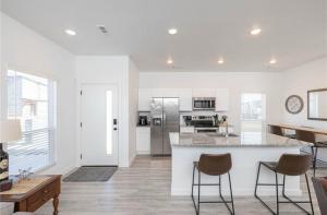 Η κουζίνα ή μικρή κουζίνα στο Modern 3BR-Ample Home near Walmart HQ & Downtown