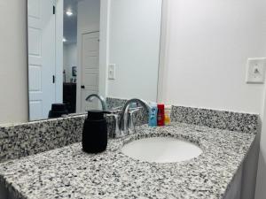 Φωτογραφία από το άλμπουμ του Modern 3BR-Ample Home near Walmart HQ & Downtown σε Μπέντονβιλ