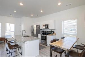 Η κουζίνα ή μικρή κουζίνα στο Modern 3BR-Ample Home near Walmart HQ & Downtown