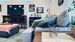 Μια τηλεόραση ή/και κέντρο ψυχαγωγίας στο Modern 3BR-Ample Home near Walmart HQ & Downtown