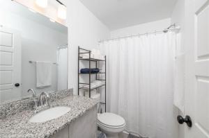 Ένα μπάνιο στο Modern 3BR-Ample Home near Walmart HQ & Downtown