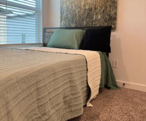 Ένα ή περισσότερα κρεβάτια σε δωμάτιο στο Modern 3BR-Ample Home near Walmart HQ & Downtown