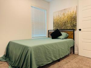 Ένα ή περισσότερα κρεβάτια σε δωμάτιο στο Modern 3BR-Ample Home near Walmart HQ & Downtown