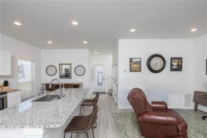 Χώρος καθιστικού στο Modern 3BR-Ample Home near Walmart HQ & Downtown