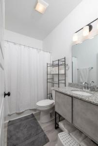 Ένα μπάνιο στο Modern 3BR-Ample Home near Walmart HQ & Downtown +28 φωτογραφίες