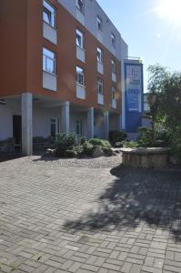 duży budynek z znakiem przed nim w obiekcie Hotel Lions Plzen w Pilznie