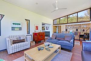 Sala de estar con 2 sofás y mesa de centro en Villa Aqua by Totalstay en Ciudad del Cabo