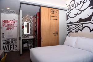 Rúm í herbergi á Radisson RED Miraflores