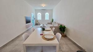 a living room with a white table and chairs at Casa G&G in Valladolid