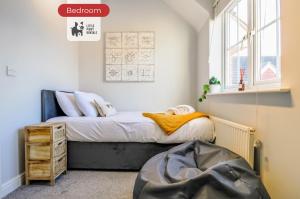 a small bedroom with a bed and a window at Two Bedroom Apartment By Littlepiggyrentals Short Lets & Serviced Accommodation Hatfield With WiFi & Free Parking in Hatfield