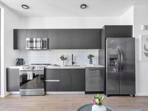 Kuchyň nebo kuchyňský kout v ubytování MVR - Downtown Luxury - Bayfront Park Next Door