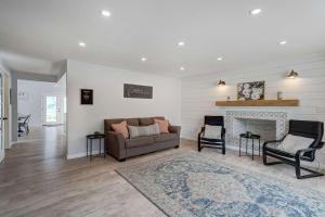 Χώρος καθιστικού στο Parkside Estate House & Cottage w 2 Hot Tubs +84 φωτογραφίες