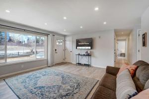 Μια τηλεόραση ή/και κέντρο ψυχαγωγίας στο Parkside Estate House & Cottage w 2 Hot Tubs