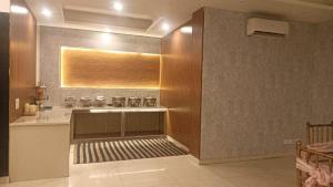 Kuchyň nebo kuchyňský kout v ubytování Akshay corporate hotel