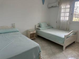 エル・アラメインにあるVilla in marina families onlyのベッド2台と窓のある寝室