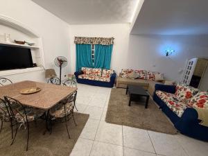 エル・アラメインにあるVilla in marina families onlyのソファとテーブルのあるリビングルーム +10枚の写真