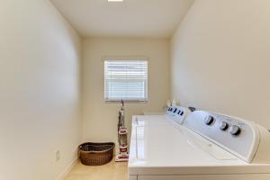 Kép Less Than 1 Mi to Brownwood Paddock Square Home with Patio! szállásáról The Villagesben a galériában Még 17 kép