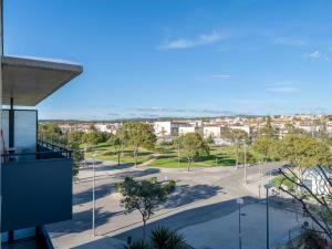una vista de un parque desde un edificio en Piscina y Pádel al lado del Mar, en Torredembarra