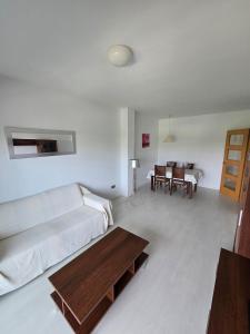 una sala de estar con una cama y una mesa en Piscina y Pádel al lado del Mar, en Torredembarra
