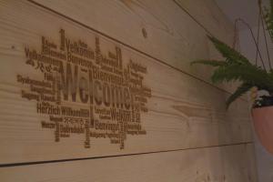 聖塞巴斯提安的住宿－樺木旅館，墙上有一堆字