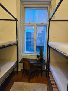 Postel nebo postele na pokoji v ubytování Ligeti Ruin Hostel