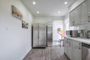 Kuchyň nebo kuchyňský kout v ubytování The Rosewood 1 Bedroom Basement Retreat