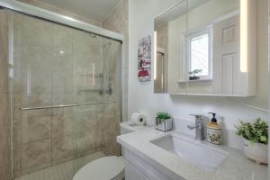 Koupelna v ubytování The Rosewood 1 Bedroom Basement Retreat