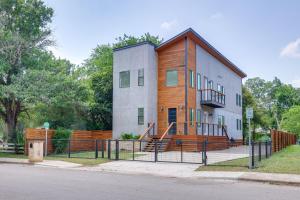 una casa con una valla delante en 2 Mi to Dtwn San Marcos Spacious Home with Yard!, en San Marcos